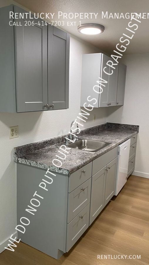 Building Photo - NEW PRICE! Cute & Updated Top-Floor 2-Bedr...