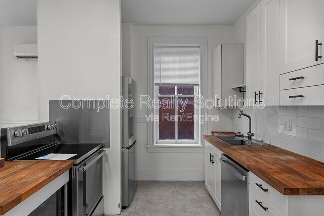 Foto del edificio - 2044 Russell Blvd