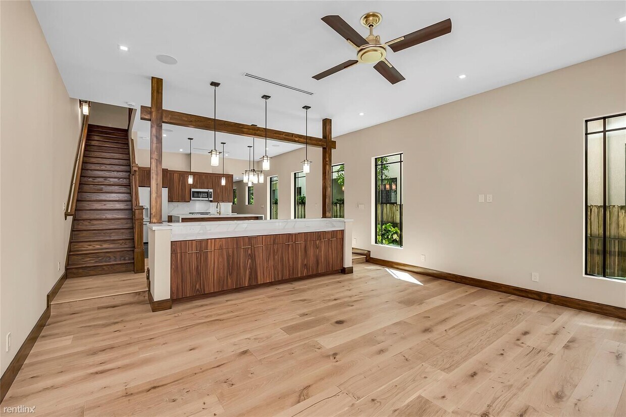 Foto principal - 3 br, 3.5 bath Townhome - 1113 NE 3rd Ave