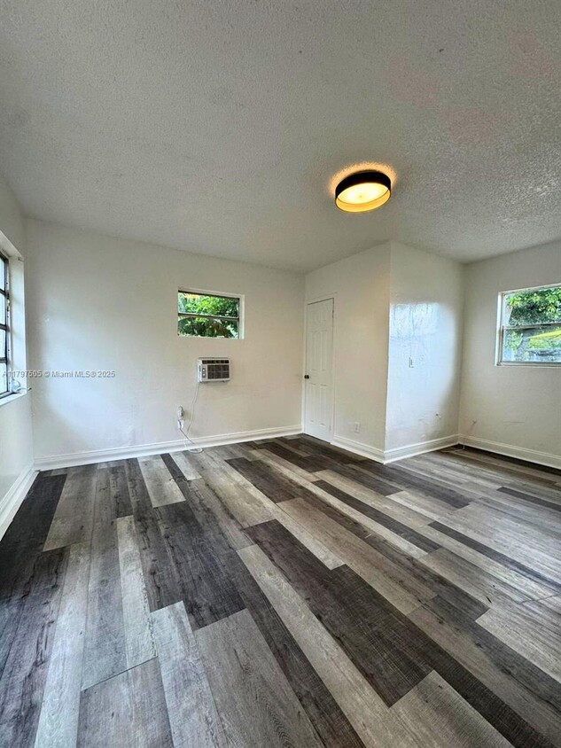 Primary Photo - 1030 NW 106th St