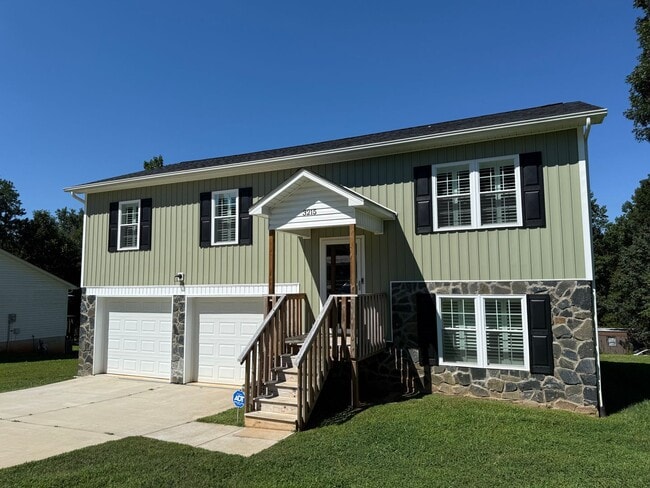 Building Photo - Fully Furnished 3 Bedroom, 2 Bath Home wit...