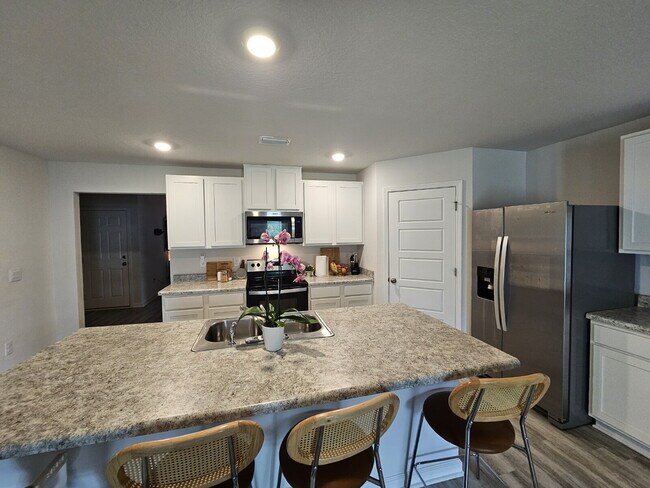 Building Photo - "Experience Comfort and Style in this 4-Bed Oasis with Granite Elegance"