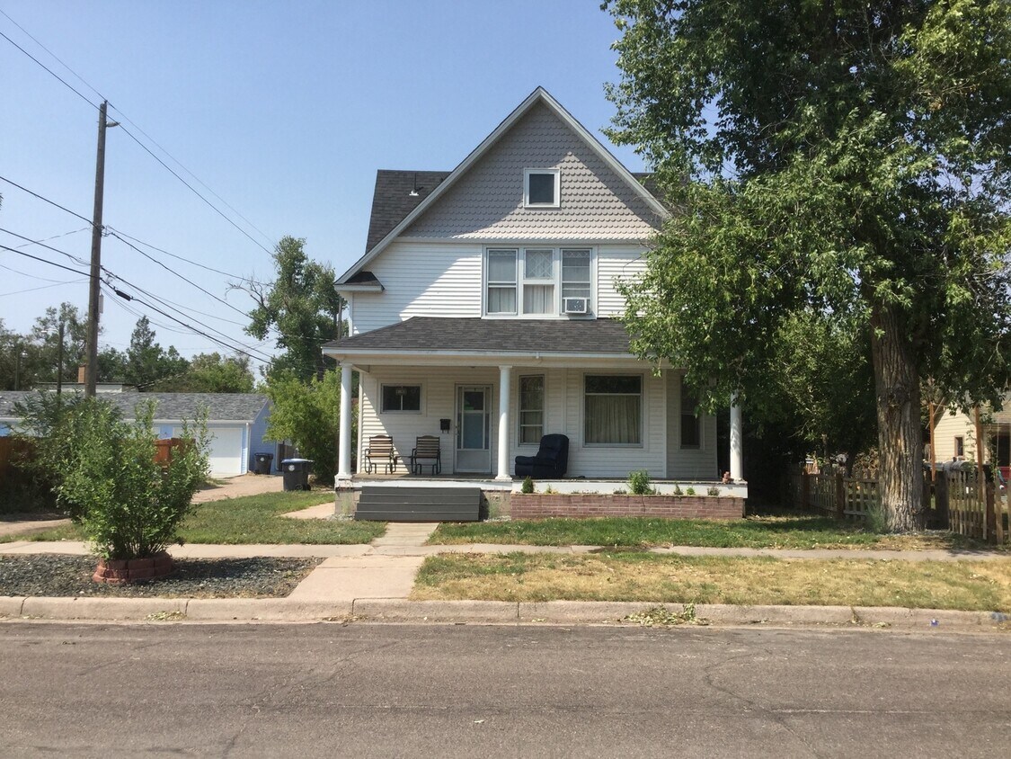 Primary Photo - LARGE 4 BEDROOM 2 BATHROOM HOUSE