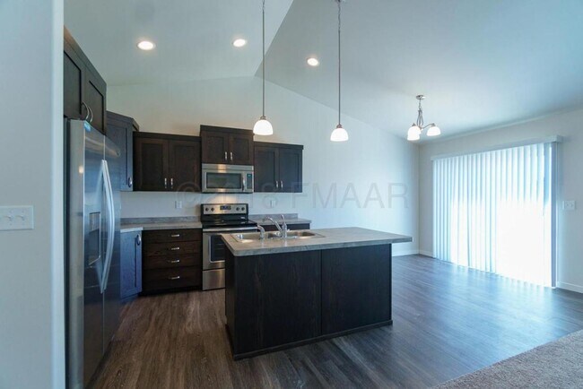 Foto del edificio - 5 Bed 3 Bath Single Family Home