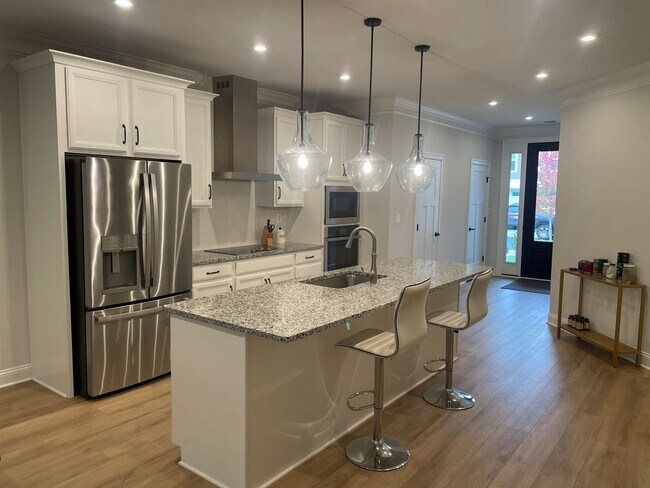 Foto del edificio - 819 Heathfield Ln