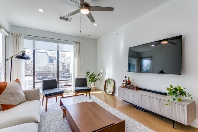 Foto del edificio - 4040 N Hall St