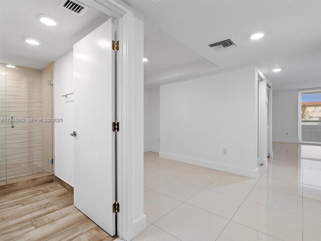 Foto del edificio - 9261 E Bay Harbor Dr