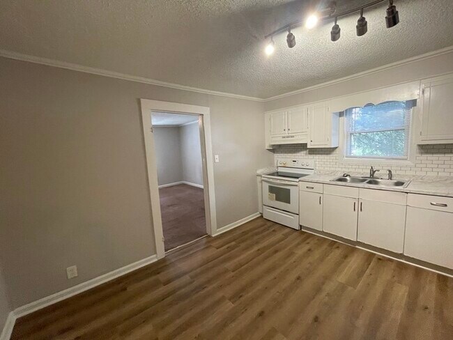 Foto del edificio - 3 bedroom 1 bath house available