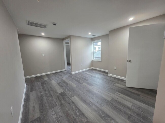 Building Photo - Brand New Unit, Central Heat, AC, In-Unit ...