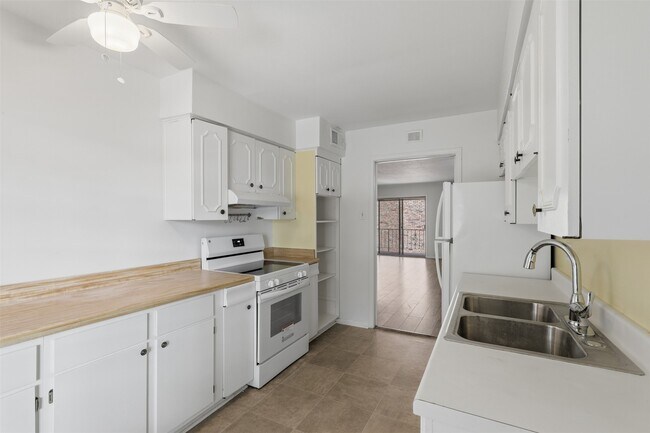 Foto del edificio - 7600 Burgoyne Rd