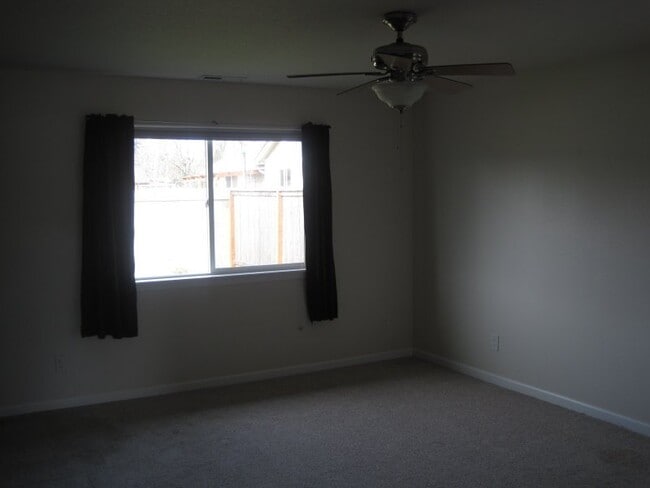 Building Photo - Large Home in Veneta