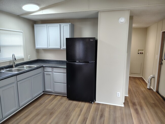 Building Photo - 13 Ez Ln