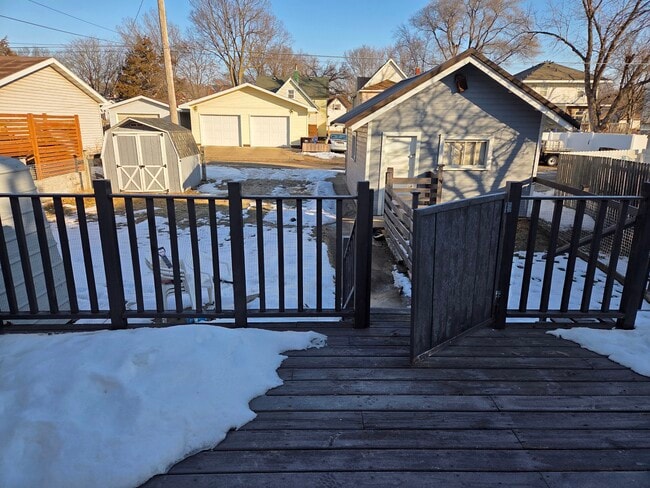 Building Photo - 408 E Oak St