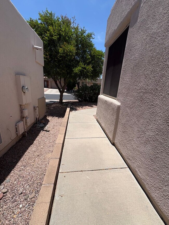 Foto del edificio - Well Maintained Home in  East Side Gated Community- 3Bd-A/C-Community Pools !!
