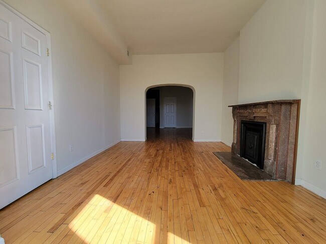 Building Photo - 1543 N Talman Ave