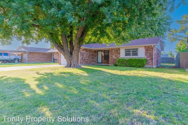 Building Photo - 3 br, 1 bath House - 613 SW 10th St.