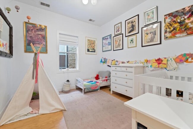 Building Photo - 3 bedroom in Chicago IL 60614