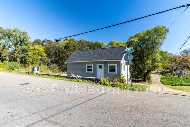 Building Photo - 128 Pickering St