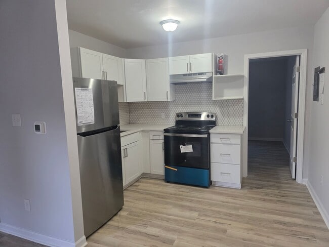 Building Photo - Newly Renovated 1-Bedroom Apartment ( 60 +)Available