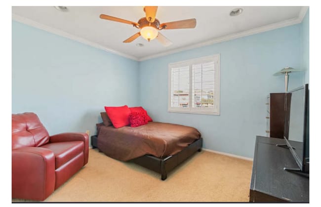 Building Photo - 21553 Oak Dr