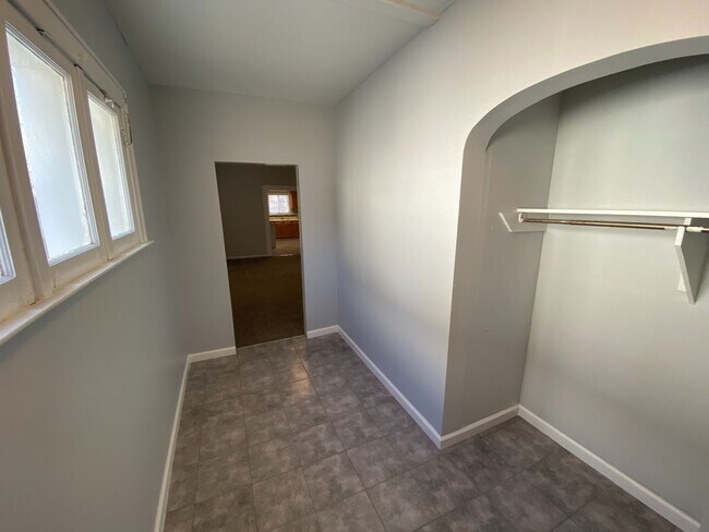 Building Photo - 818 Alpine Ave NW