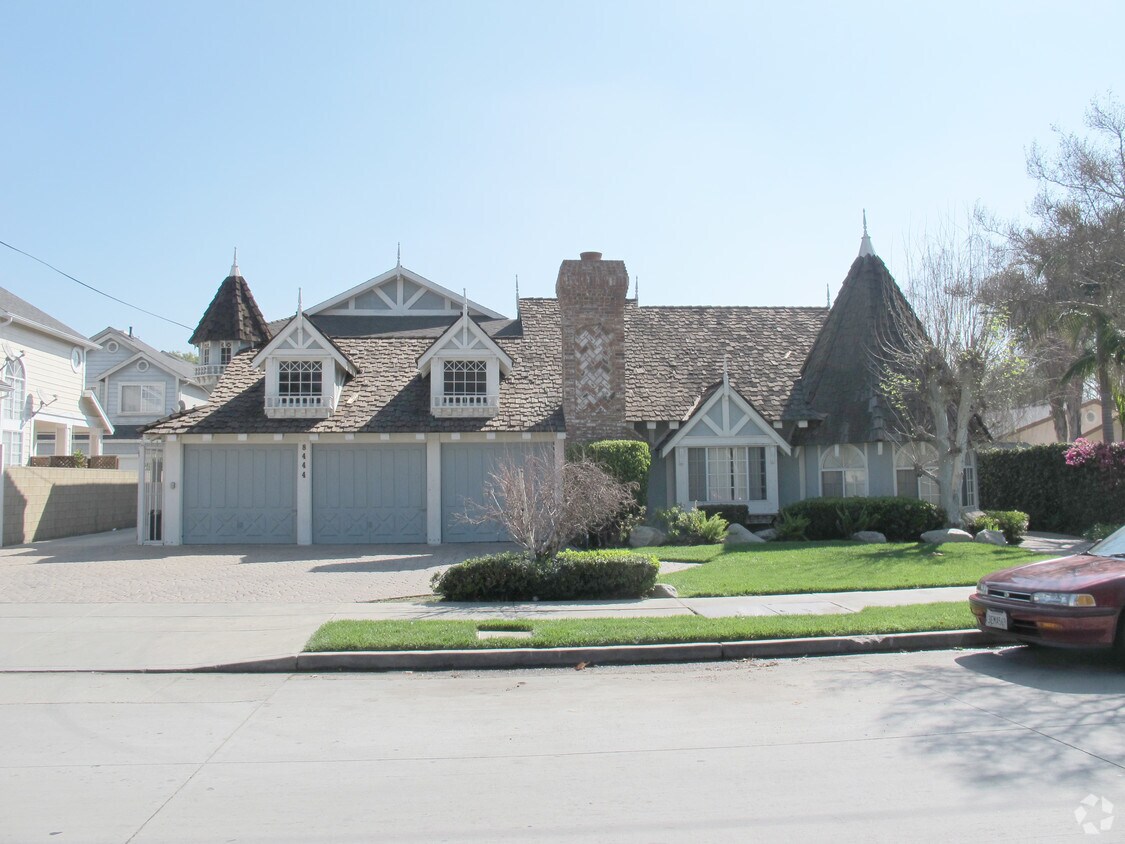 Building Photo - 8444 Burnet Ave