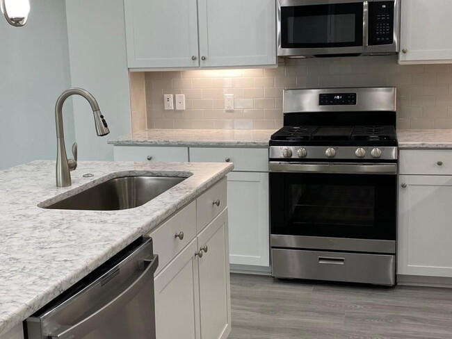 Building Photo - "Charming 2-Bedroom Retreat with 2 Baths a...