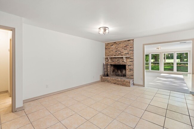 Building Photo - Lake Forest Golf Community