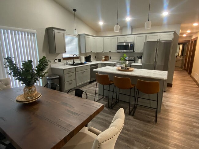 Building Photo - New 3 bed 2 bath