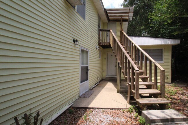 Building Photo - Southwest Pensacola 1BR, 1BA Upstairs Apartment on Cul-de-Sac with Wood-Look Flooring, Included U...