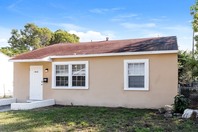 Building Photo - 4610 Pinewood Ave