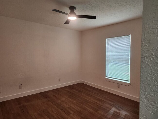 Foto del edificio - BEAUTIFUL HOME IN LA PORTE TX. MOVE IN READY!.