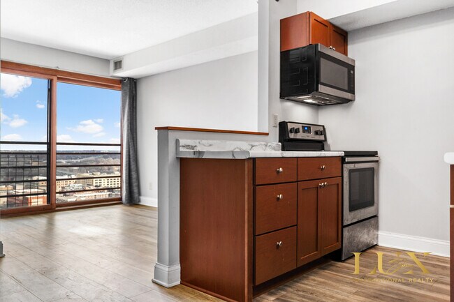 Building Photo - 66 9th St E