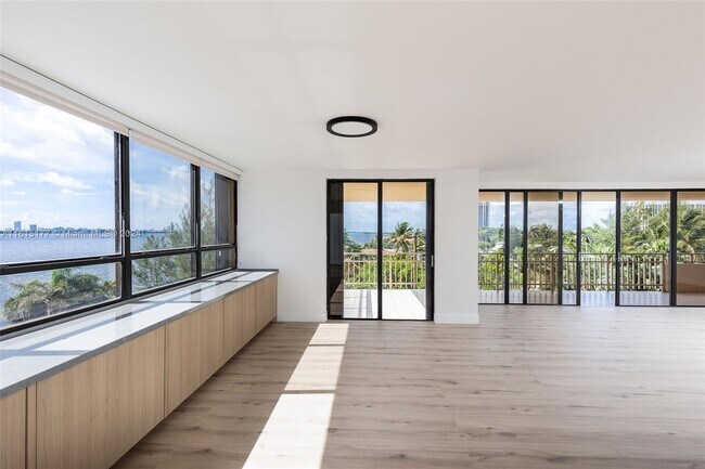 Building Photo - 11113 Biscayne Blvd
