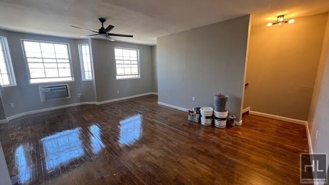 Building Photo - FRESHLY  RENOVATED 3 BEDROOMS/2 FULL BATHR...