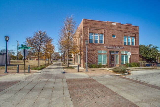 Building Photo - 1204 W Oleander St