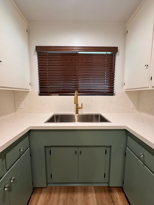 Custom quartz countertops - 1016 Western Ave