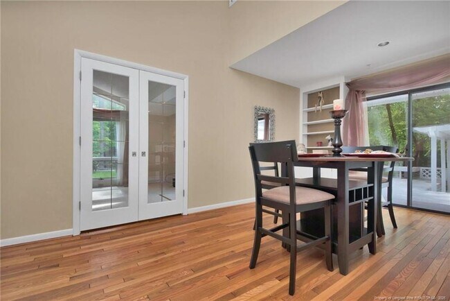 Foto del edificio - 3305 Hutton Pl