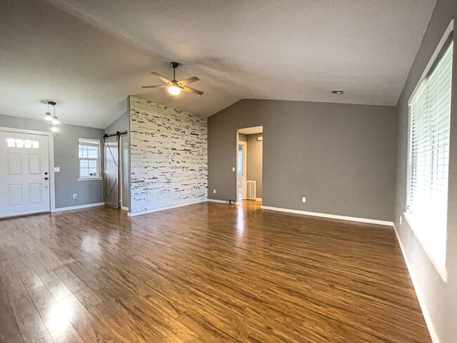 Building Photo - Beautiful SW Medford home in quiet neighborhood 3 car garage