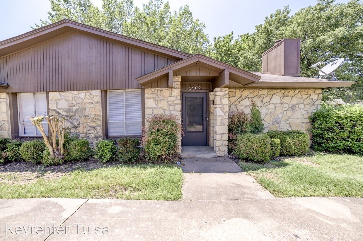 Primary Photo - 5904-5904 E 33rd Ct