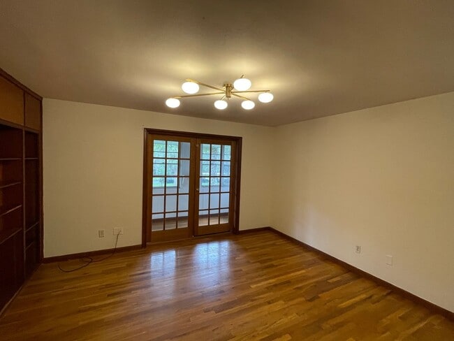 Building Photo - Great 2nd Floor 2 Bedroom, 1 Bath In Duckpond