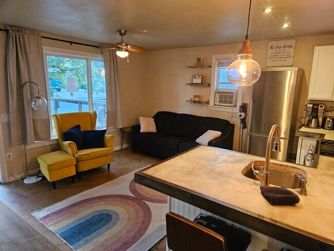 Building Photo - 121 3rd St