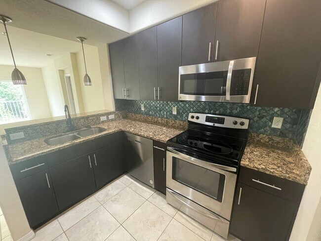 Foto del edificio - ANNUAL RENTAL - 3 BED/2 BATH-SECOND FLOOR END UNIT AT BELLA CASA!