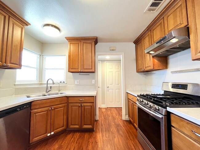 Building Photo - Must See!! 4-bedroom, 2-bath home is locat...