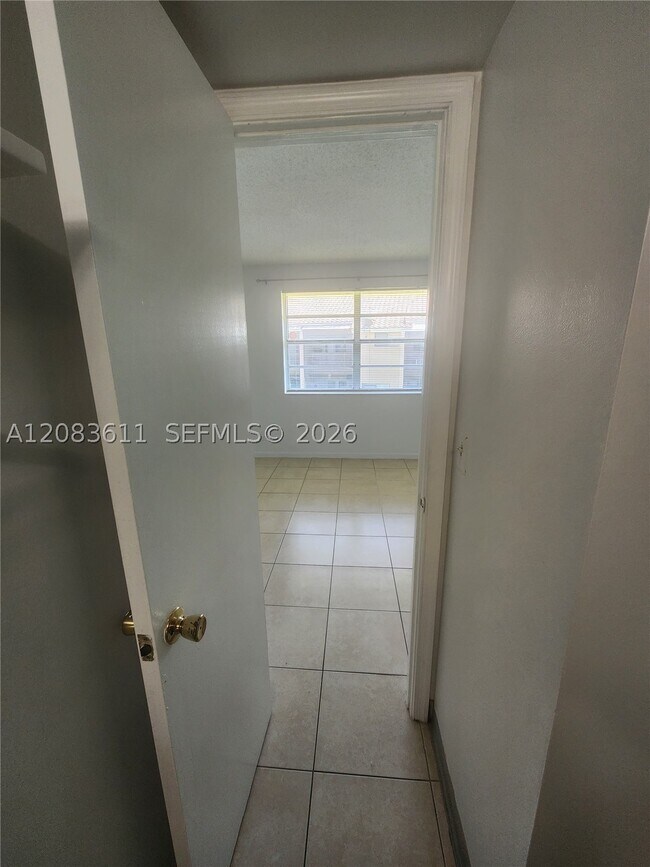 Building Photo - 10004 Twin Lakes Dr