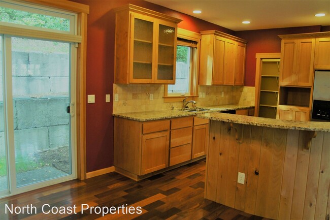 Building Photo - 3 br, 2.5 bath House - 1136 Chinook Lane