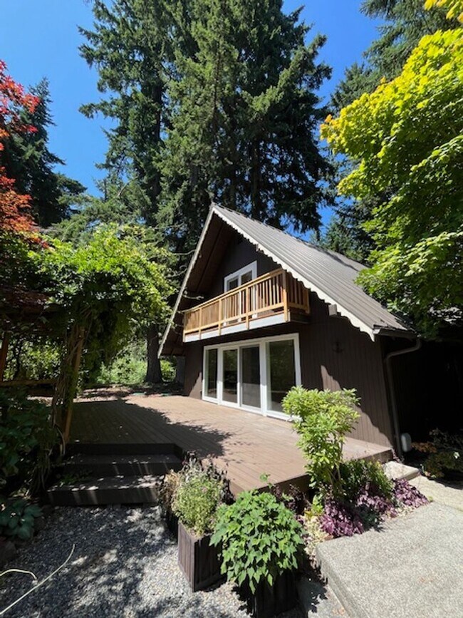 Building Photo - Spacious Country Home on Nearly 2 Acres!