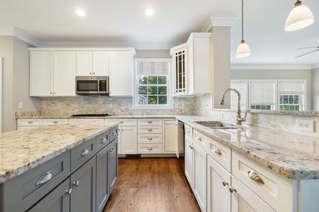 Foto del edificio - Welcome to Governor's Village Sprawling one level living with added Bonus space