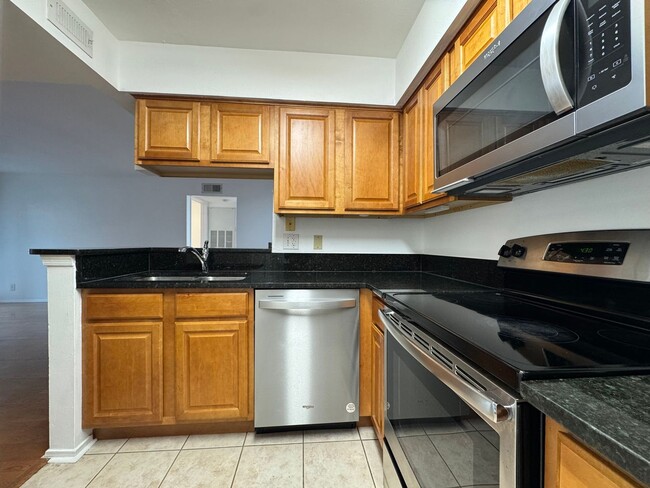 Foto del edificio - Bright And Cozy 2 Bed 2 Bath Condo In Vibrant Pointe At Park Center