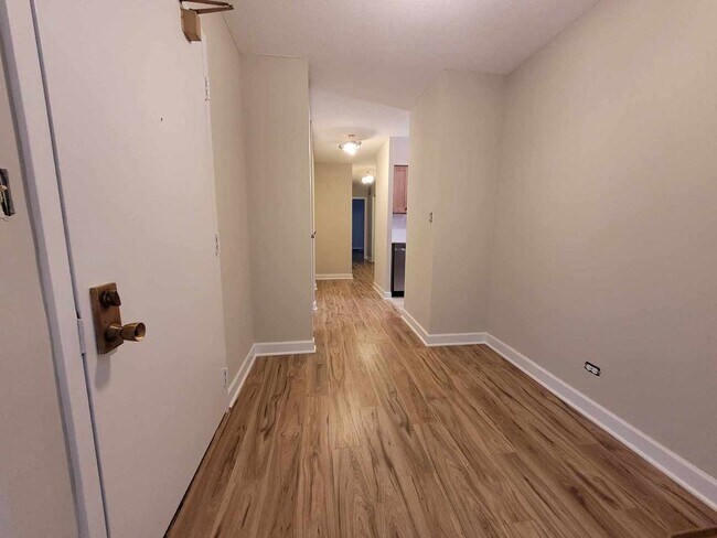 Building Photo - 111 S Baybrook Dr